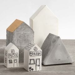 Huse støbt af beton og gips i saml-selv-forme