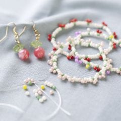 Perlearmbånd og perleøreringe med bær