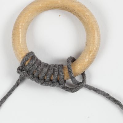 Sådan knytter du en halv ribbeknude (Half Hitch Knot)