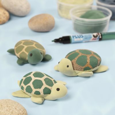 Skildpadde malet p&aring; sten med Plus Color tusch og Silk Clay&reg;