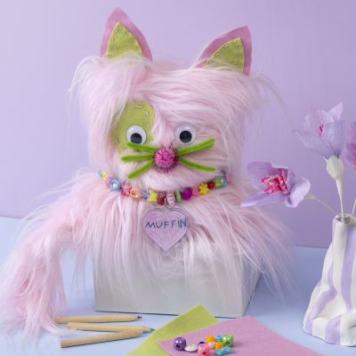 Kat syet i kunstig pels