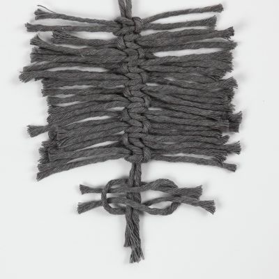 Sådan knytter du fjer med fladknob (Feather Square Knot)