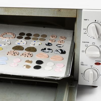 Sådan bager du vedhæng og perler i fine clay polymer