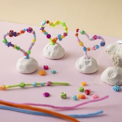 Hjerte af chenille og perler på lerfod
