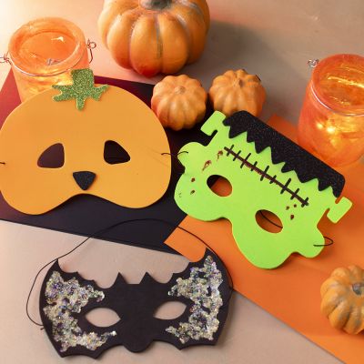 Halloweenmasker i mosgummi
