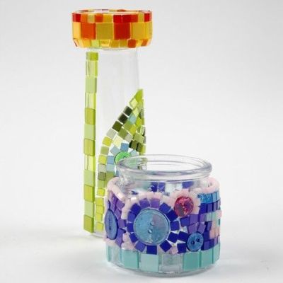 Glas med kulørt minimosaik
