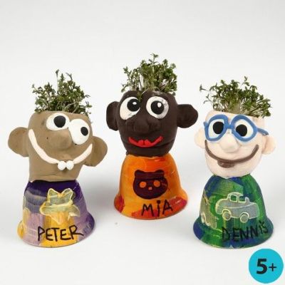 Karsebakke i hoved af Silk Clay p&aring; malet klokke af terrakotta