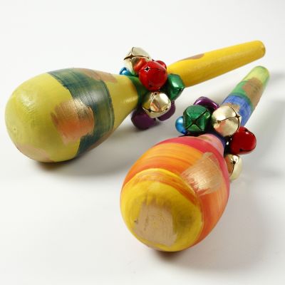 Malede maracas af tr&aelig;, pyntet med bj&aelig;lder
