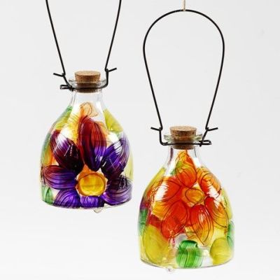 Hvepsefanger af glas med malet blomstermotiv