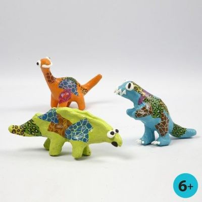 Dinosaur af papmach&eacute;, malet og dekoreret med decoupagepapir