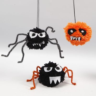 Edderkopper og halloween kryb af pomponer