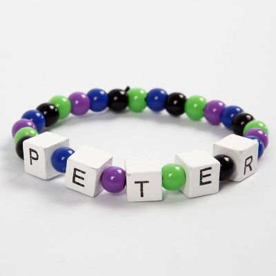 Armb&aring;nd i elastik med ord af bogstavperler