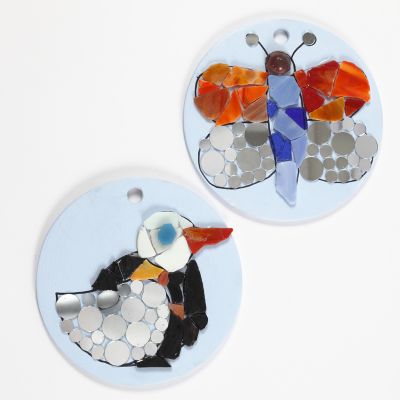 Mosaik figurer p&aring; runde platter af terrakotta