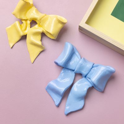 Dekorativ sløjfe i selvhærdende ler