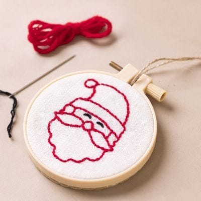 Broderiramme med broderet julemand