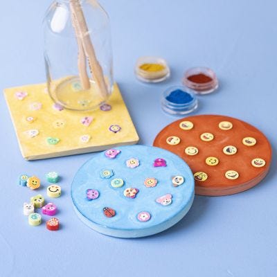 Støbte platter med figurperler