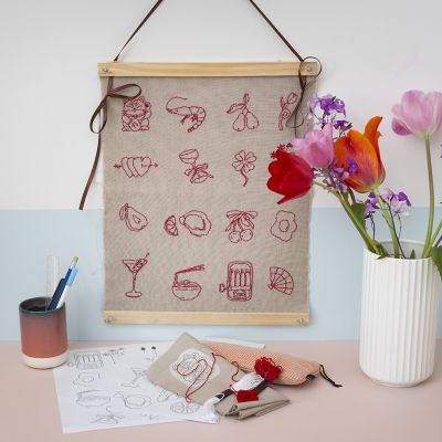 Vægophæng med broderimotiver