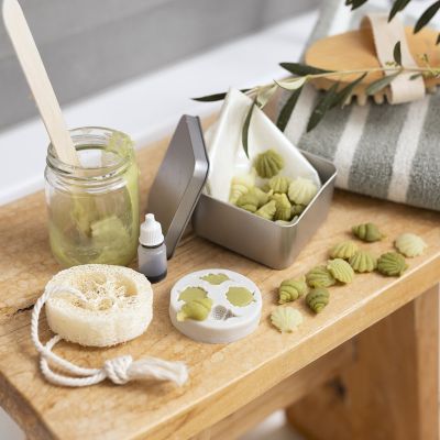 Rejsebeholder med små olivenoliesæber og loofah svamp