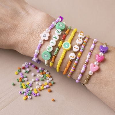 Armbånd med rocaiperler, bogstavperler og motivperler