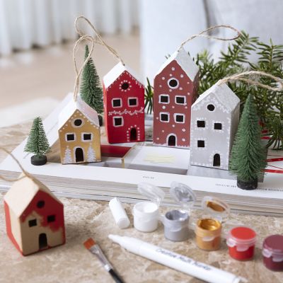 Malede julehuse med sne på taget