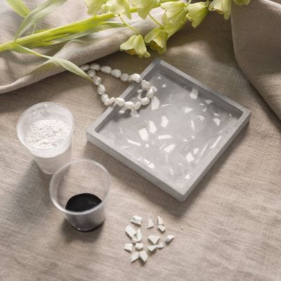 Firkantet bakke med terrazzo 