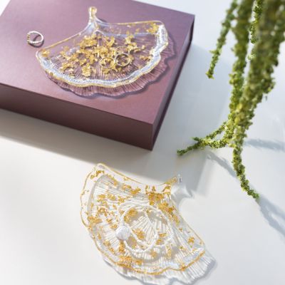 Bladformet fad med gulddetaljer i klar bio-resin