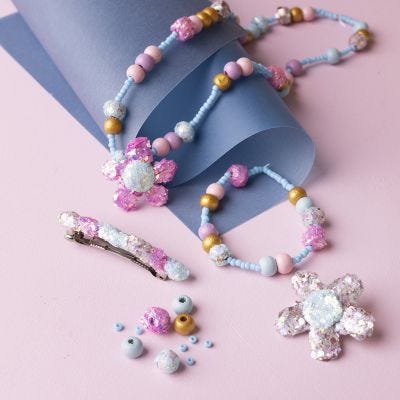 Børnesmykker med perler og glitter clay