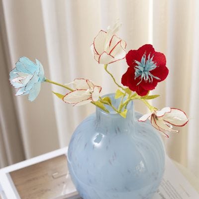 Crepepapirsblomster dekoreret med tusch