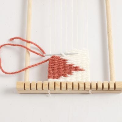 Sådan væver du med farveskift (weft interlock)
