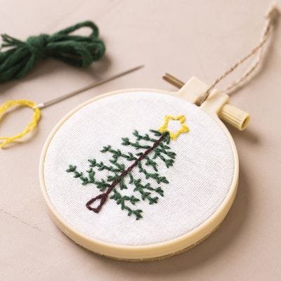 Broderiramme med broderet juletræ