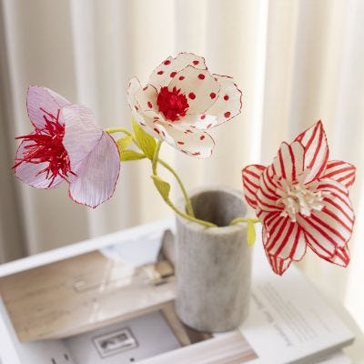 Crepepapirblomster dekoreret med kreative multi tuscher
