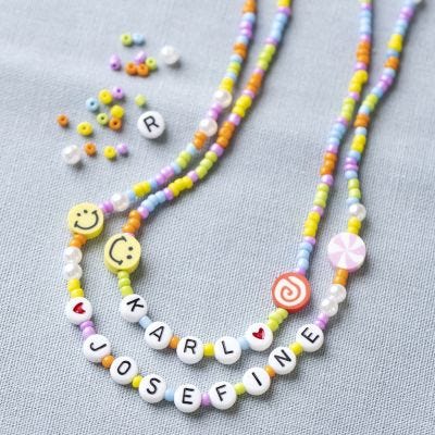 Perlehalskæde med bogstaver, figurer og smileys