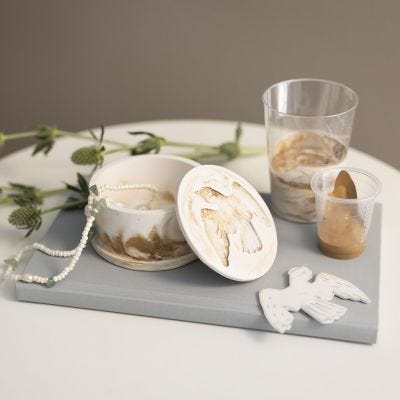 Krukke med låg støbt i resin støbemix
