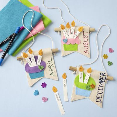 Fødselsdagsbanner med kager og lys