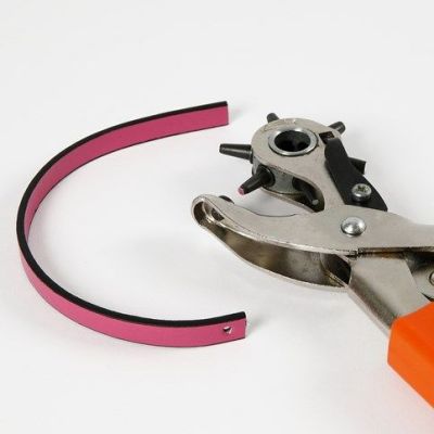 Armbånd af læderrem pyntet med syning