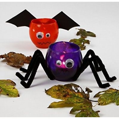 Lanterner dekoreret som flagermus og edderkop med karton og chenille