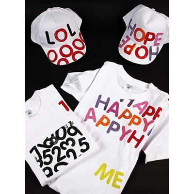 Kasketter og t-shirts med bogstavtryk