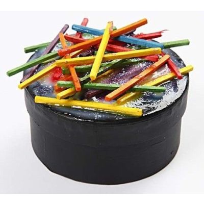 Æske med kulørte tændstikker på låget