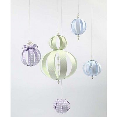 Luftig kugle af stjernestrimler i design fra Vivi Gade