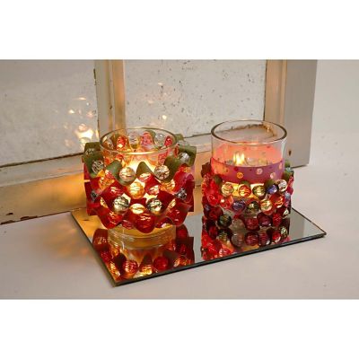 Lysglas pyntet med perler og stjernestrimler