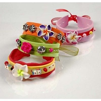 Armbånd af mosgummi med organzabånd og perler