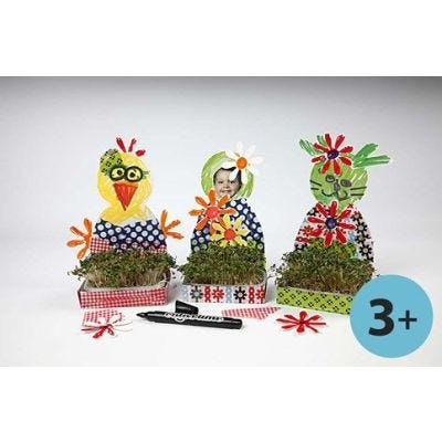 Karsebakker med påskemotiver dekoreret med decoupage og blomster af karton