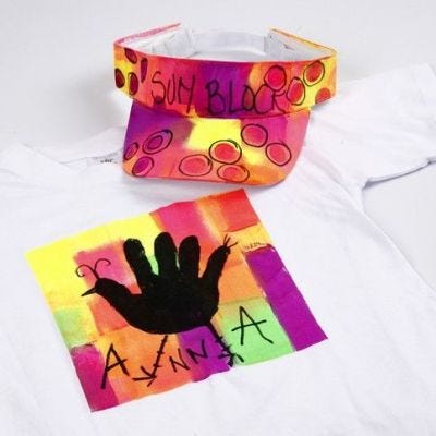 Neon tekstilmaling på T-shirt og solskygge