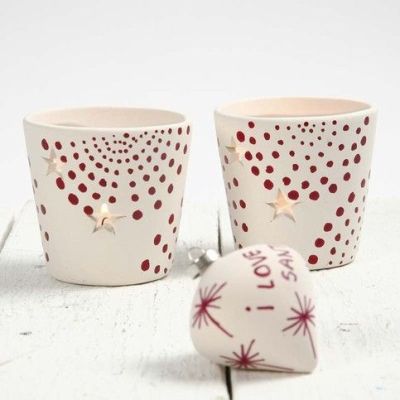 Fyrfadsstager og julekugler af terrakotta dekoreret med glas- og porcelænstusch