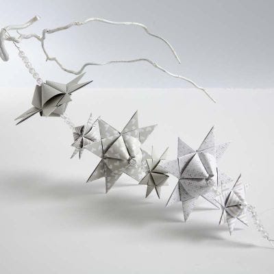Guirlande af flettede julestjerner med pyramideform