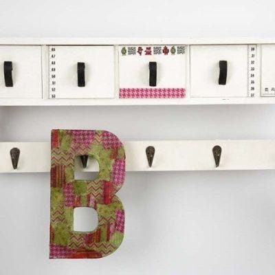 Bogstav i papmaché med decoupage
