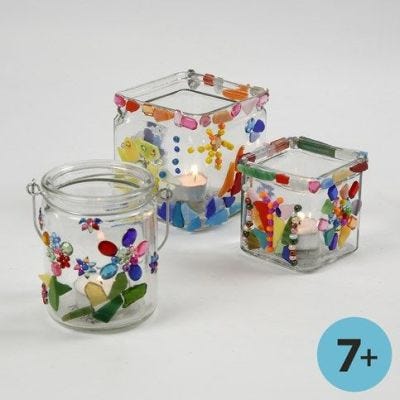 Kulørt mosaik på klare lysglas
