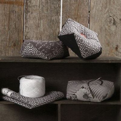 Nålepude af designstof og med pynteknap fra Vivi Gade