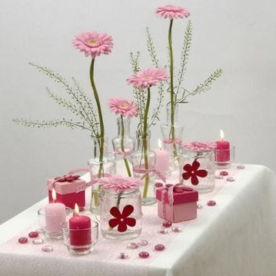 Borddækning i hvid og rosa med blomster