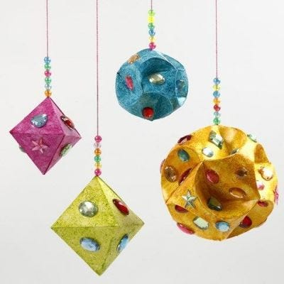 Ophæng af prismer og kugler af papir dekoreret med rhinsten og glittermaling